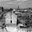 Schwarz-Weiss-Foto mit Blick von oben auf eine stark zerstörte Stadt