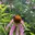 Eine Lila Blume auf einer Wiese mit einer Biene drauf