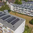 Foto von Gebäuden mit Photovoltaikanlagen auf den Dächern