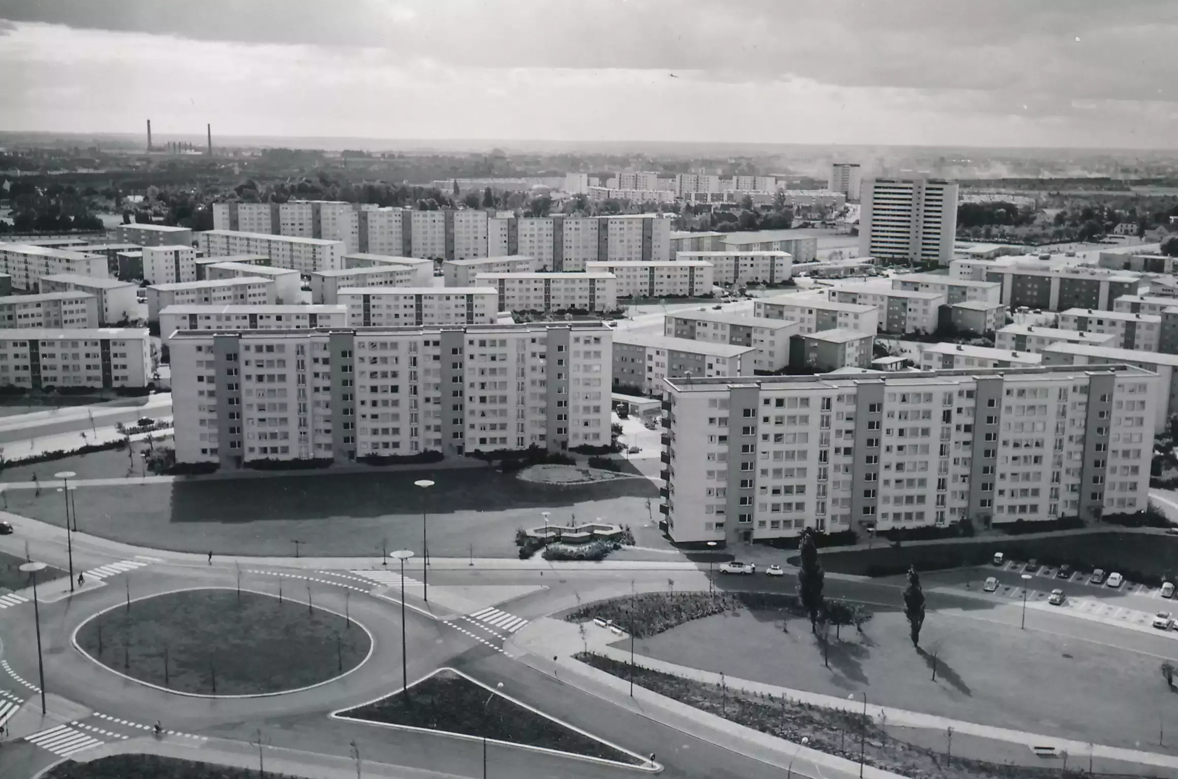 Blick auf eine riesige Siedlung mit mehreren weissen Hochhaus-Wohnblöcken