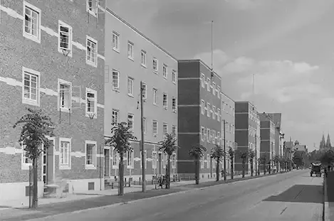 Schwarz-weiss Bild einer Wohnstrasse mit Wohnblöcken