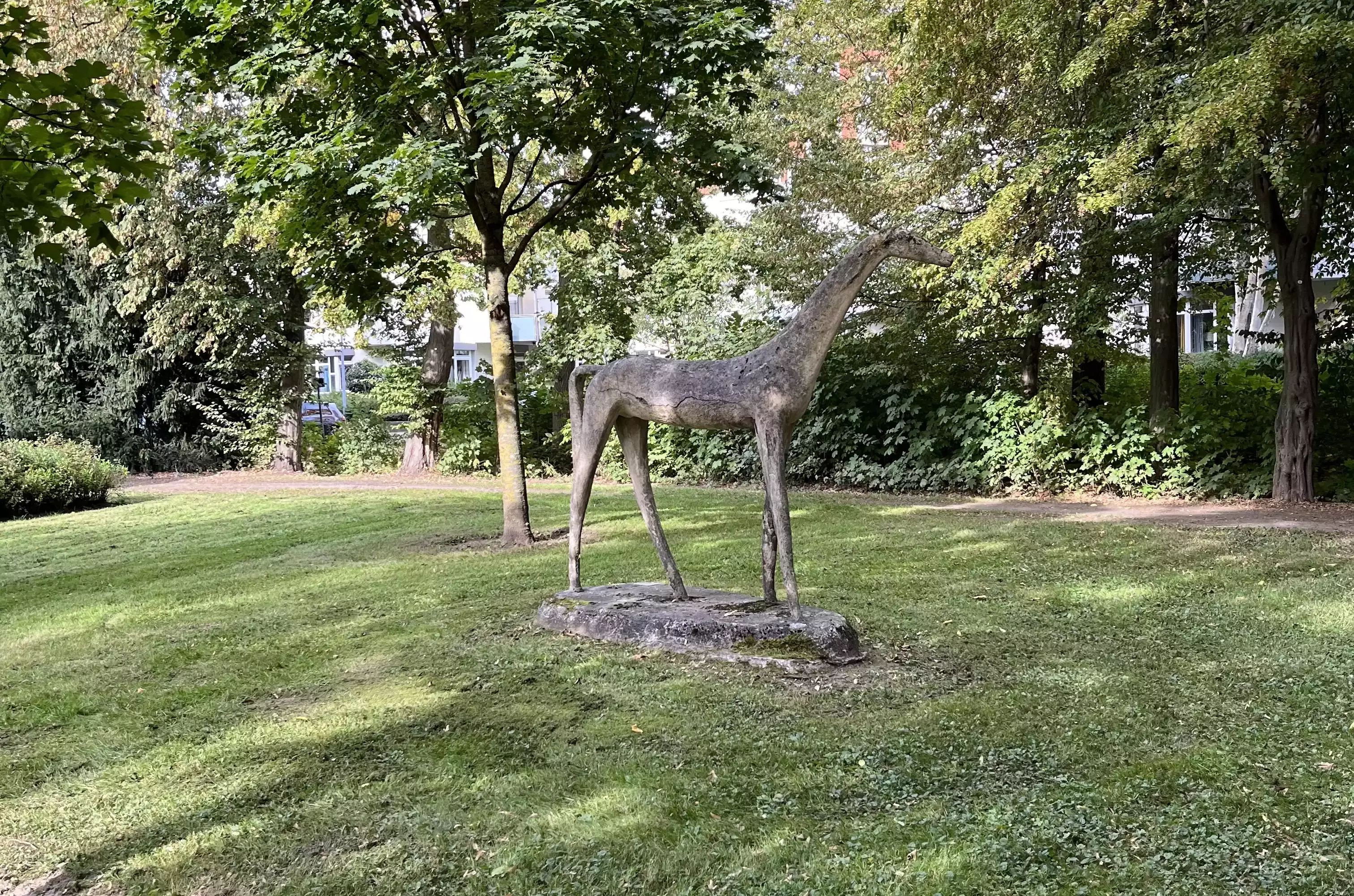 Abstrakte Betonskulptur eines Pferds auf Rasen