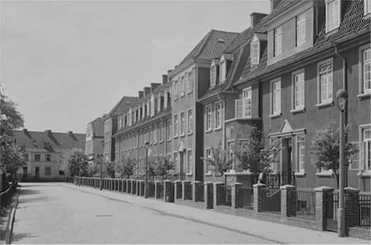 Schwarz-weiss Foto einer leeren Strasse mit Wohnhäusern
