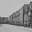 Schwarz-weiss Foto einer leeren Strasse mit Wohnhäusern