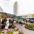 Wochenmarkt mit Blumenstand im Vordergrund