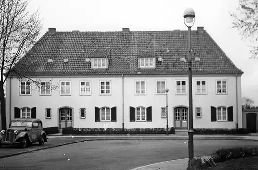 Schwarz-weiss Bild eines weissen Mehrfamilienhauses