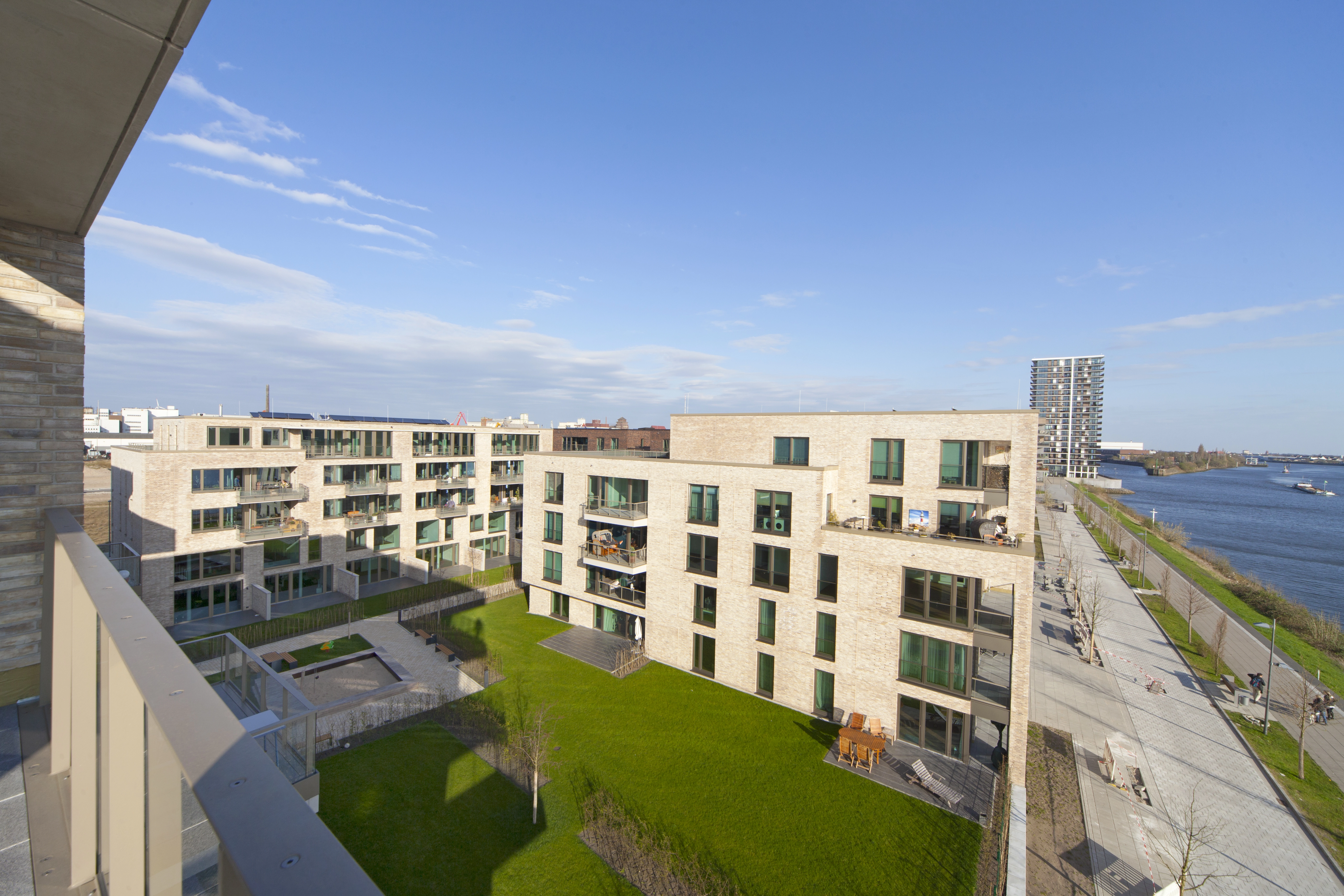 Ein modernes Wohnquartier mit Grünfläche am Ufer der Weser 