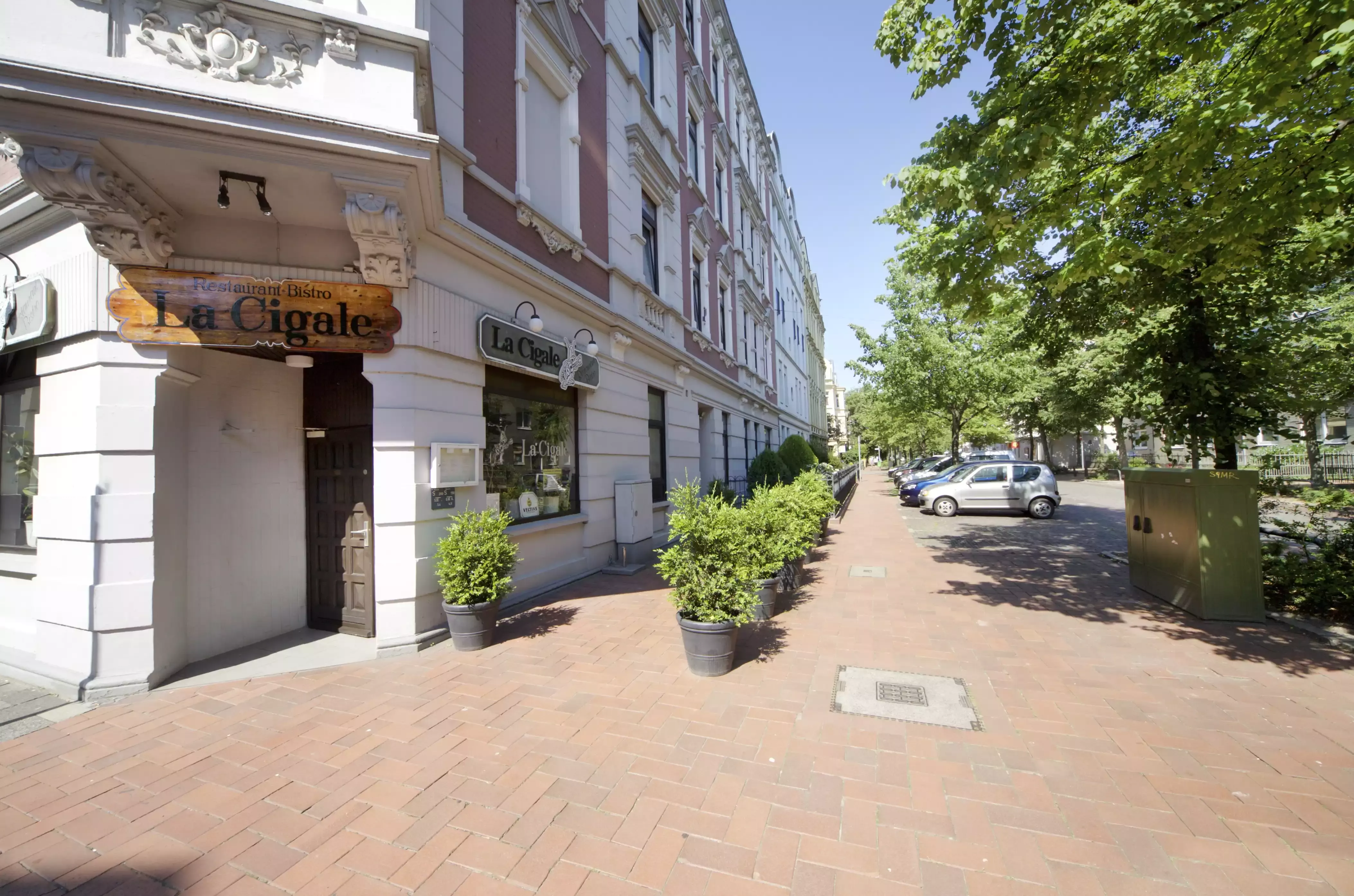 Bild des Restaurants und Bistros "La Cigale" in einem Gebäude mit verzierter Fassade