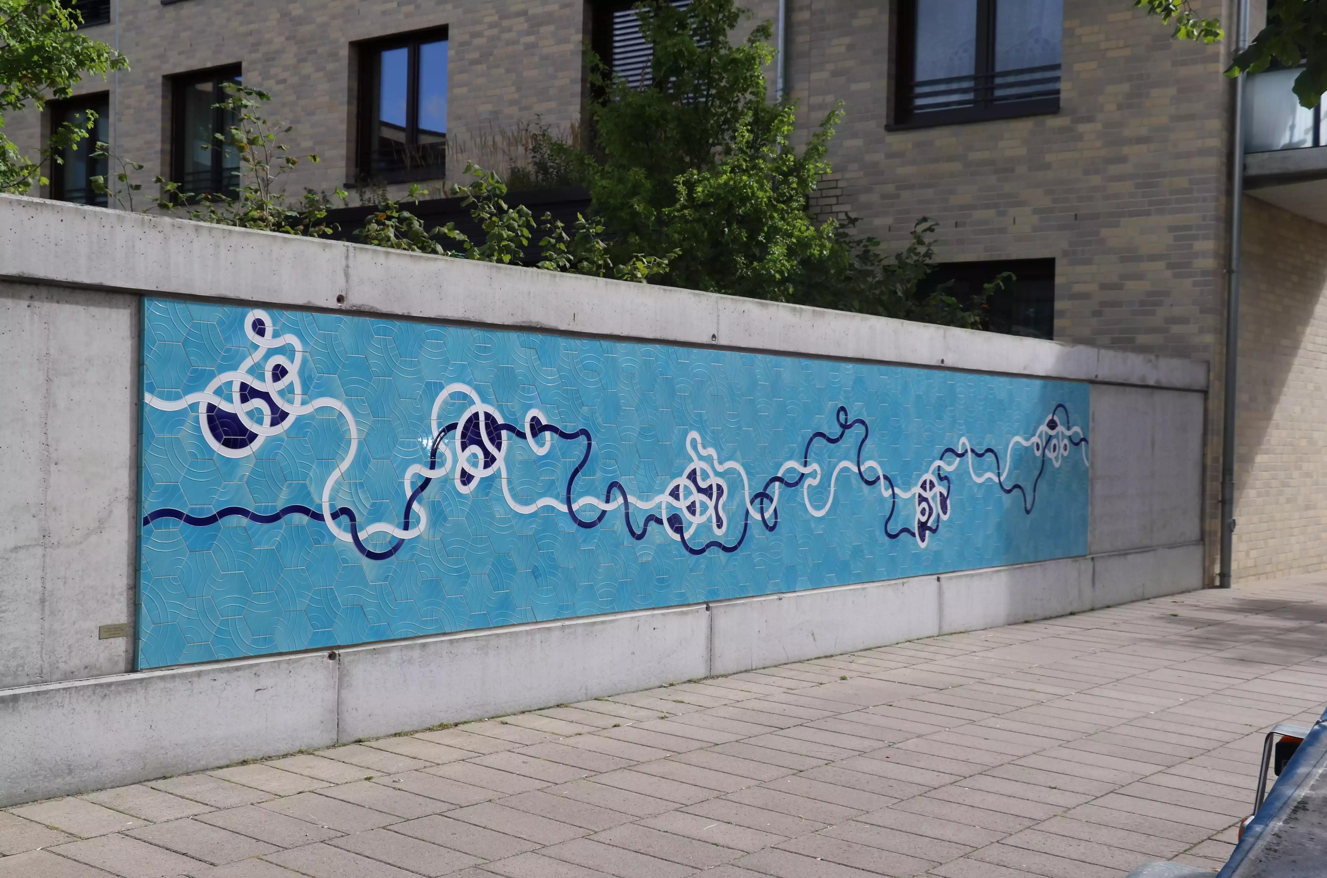 Mauer mit blauem Mosaik 