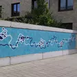Mauer mit blauem Mosaik 