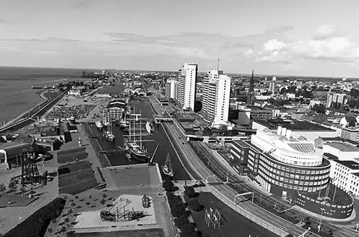 Luftbild mit Blick auf Hochhäuser eine einem Hafen-Areal. Schwarz-weiss